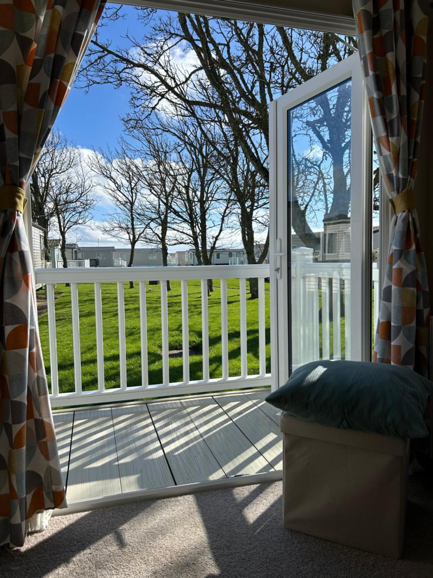 Bertie-By-The-Sea At Hoburne Naish Hotell Highcliffe Exteriör bild